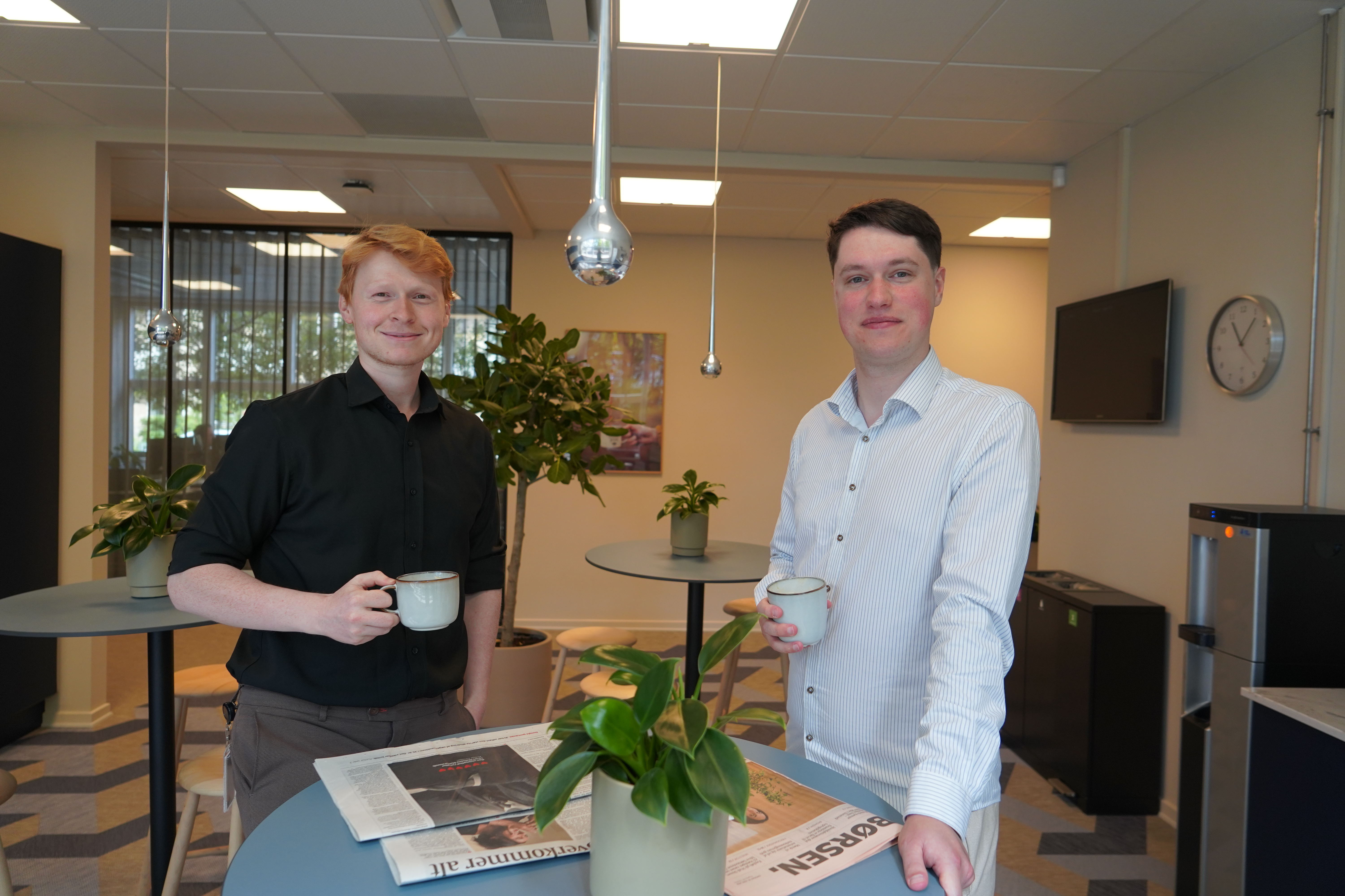 To medarbejdere drikker kaffe sammen