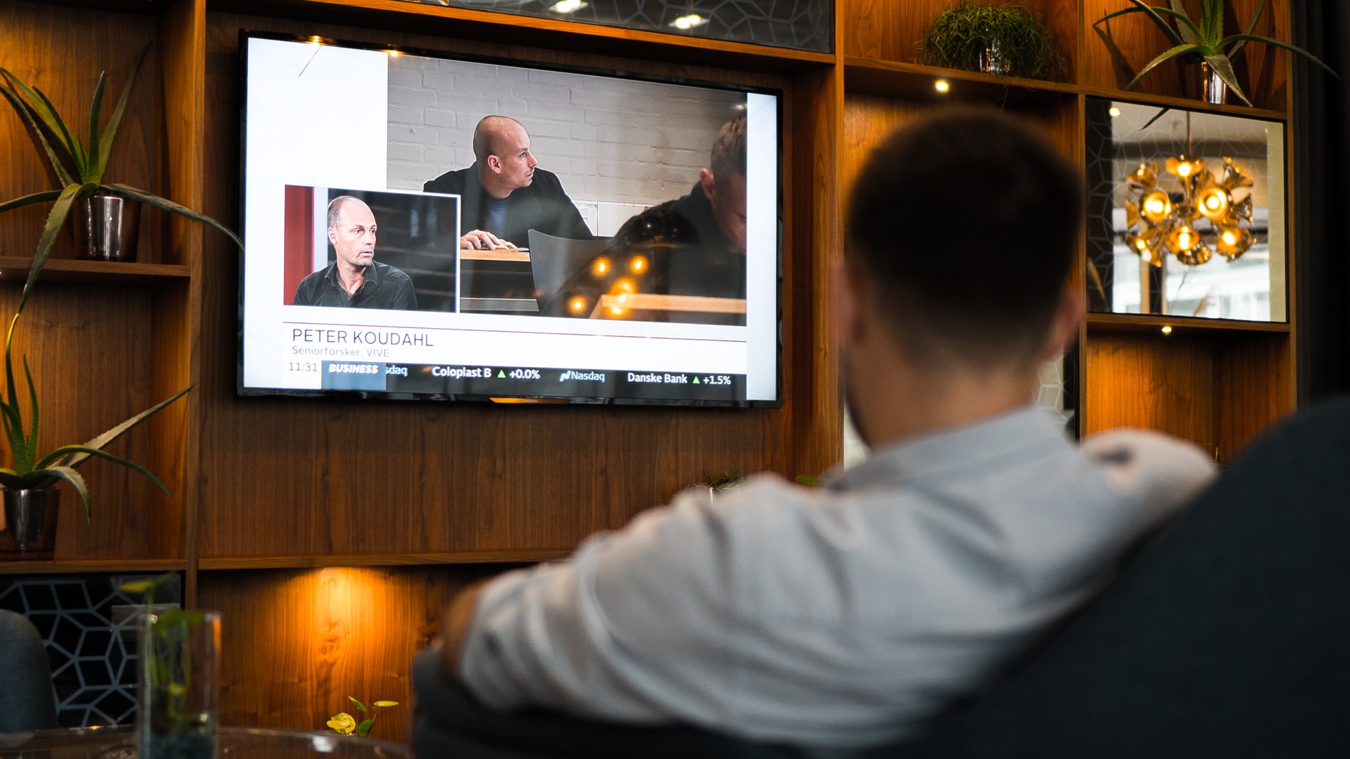 Mand sidder i hotelloungen på Tivoli Hotel i København og ser tv