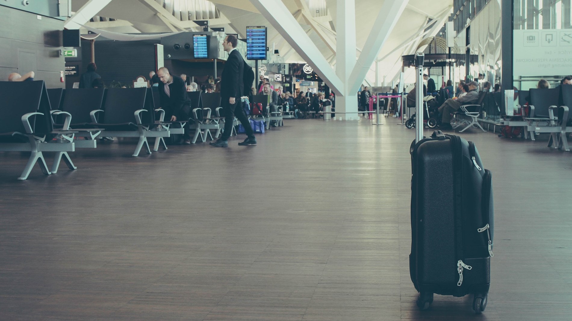Kuffert i venteområde i stor lufthavn