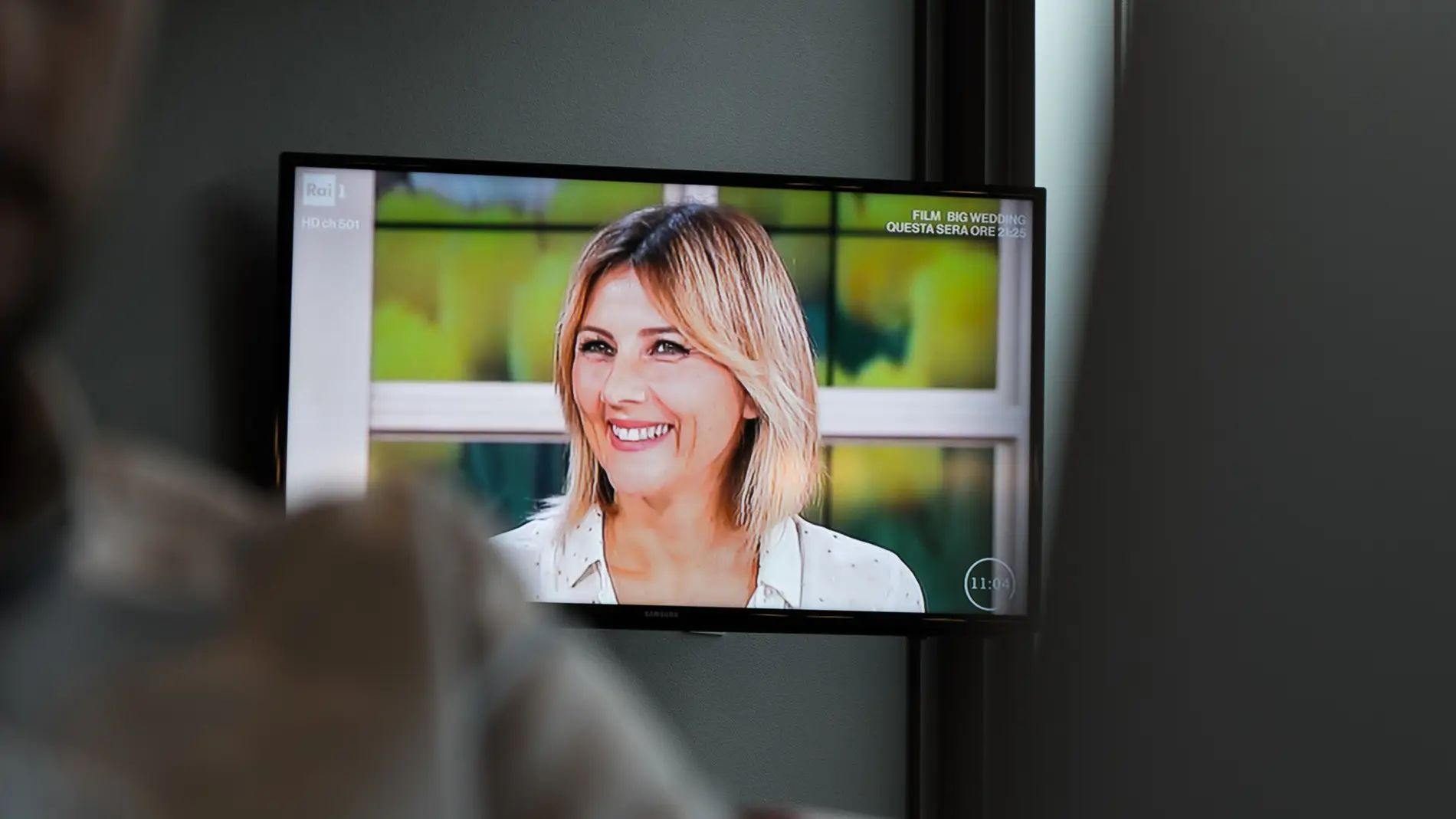 Tv-skærm på væg
