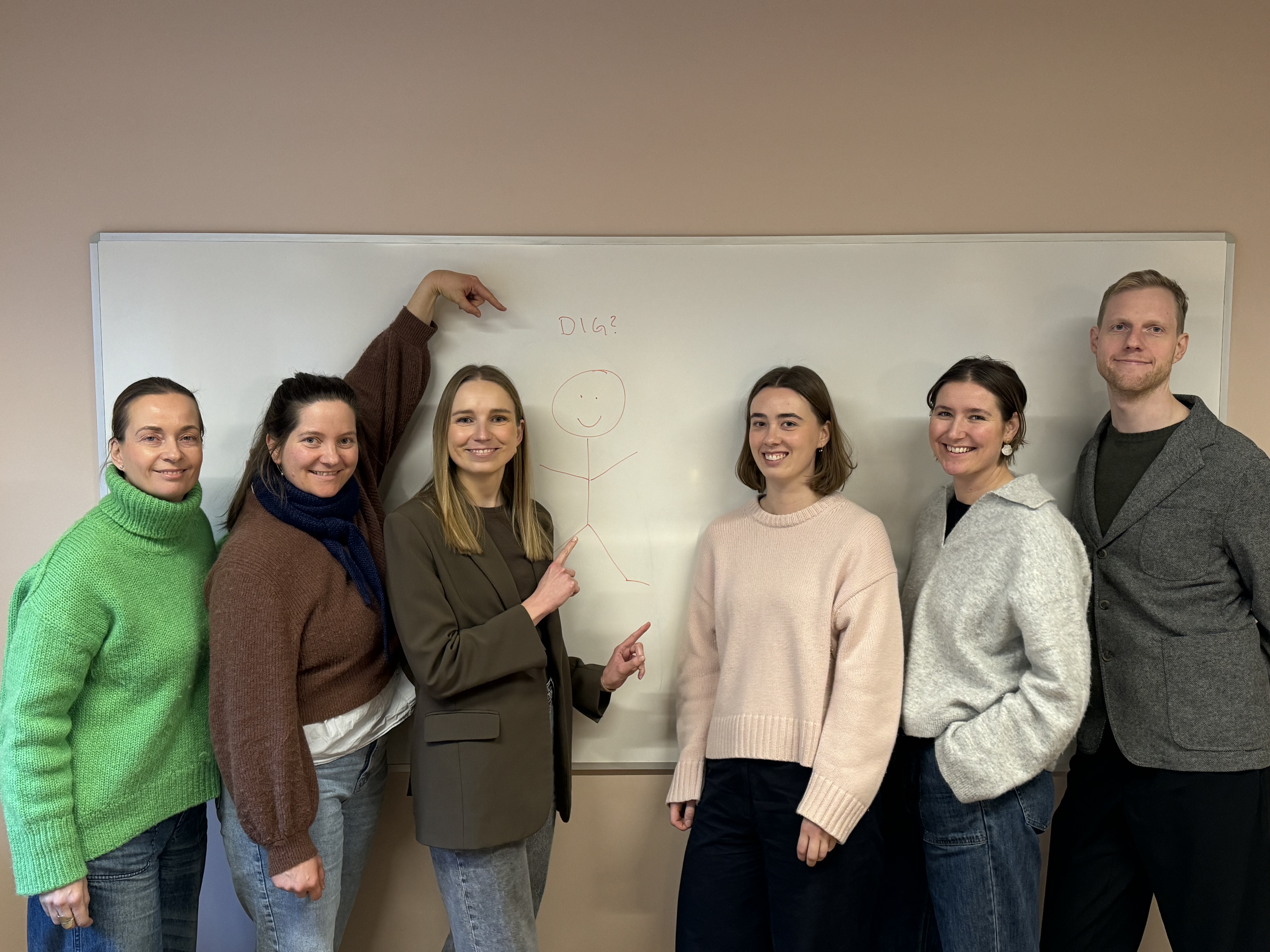 Kommunikations- og marketingafdelingen kigger ind i kameraet