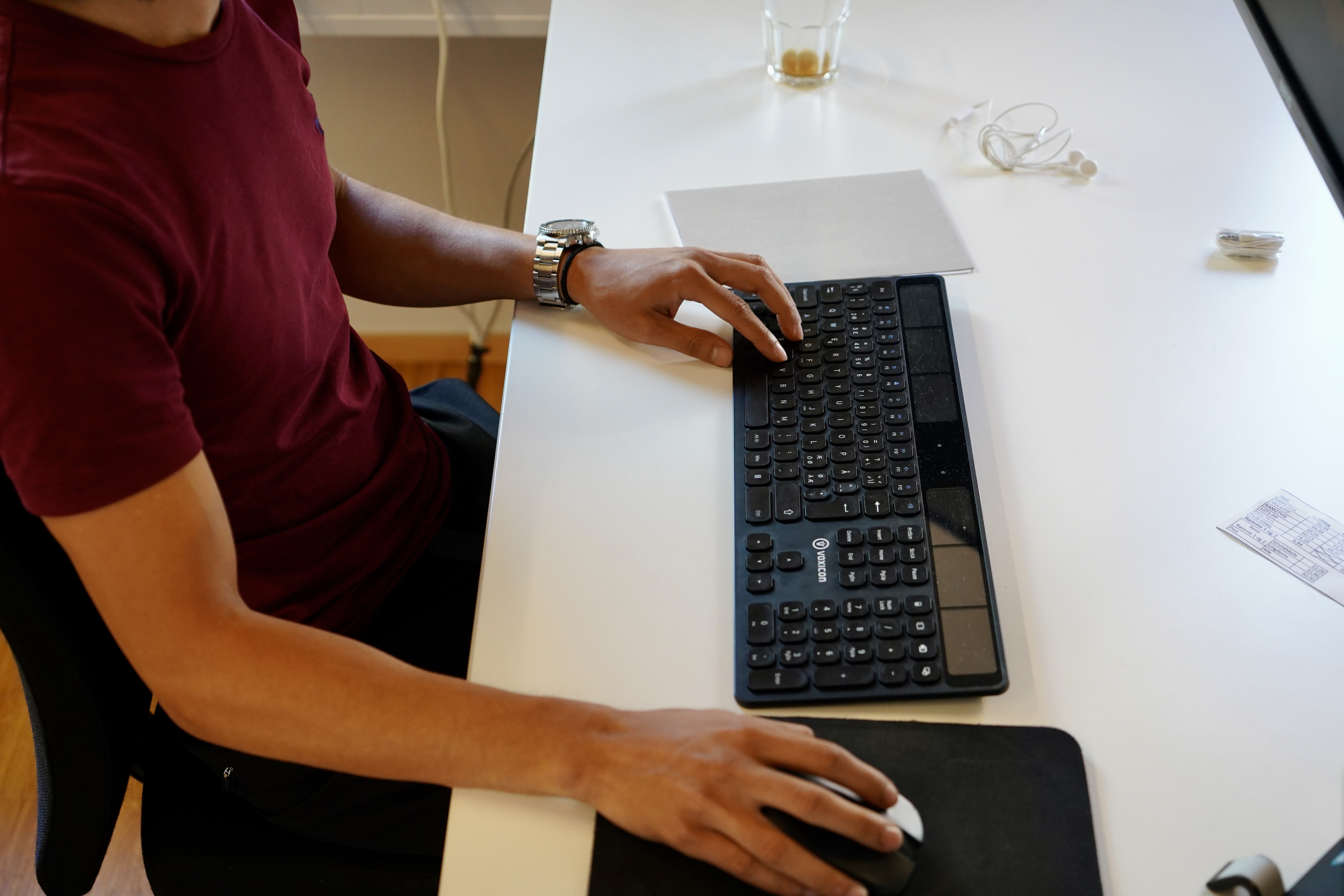 hænder på skrivebord